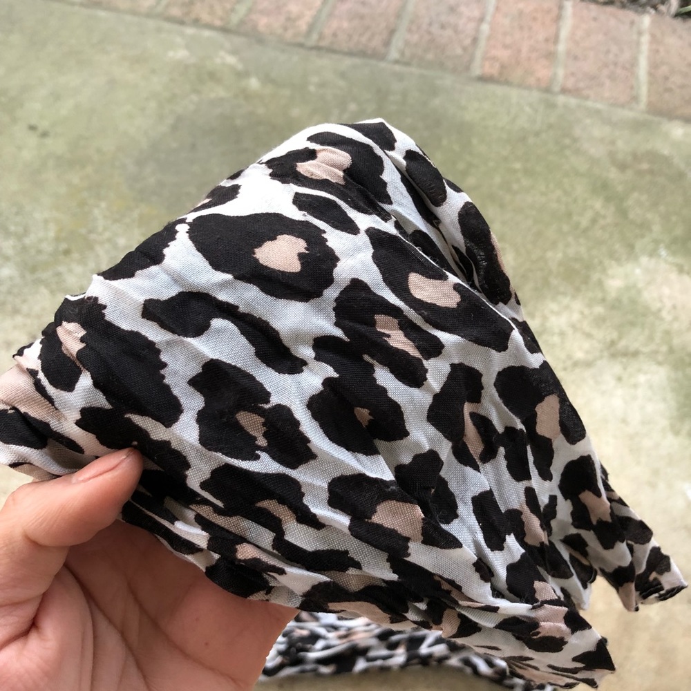 SOLD‼️H&M Scarf - Picture 2 of 2